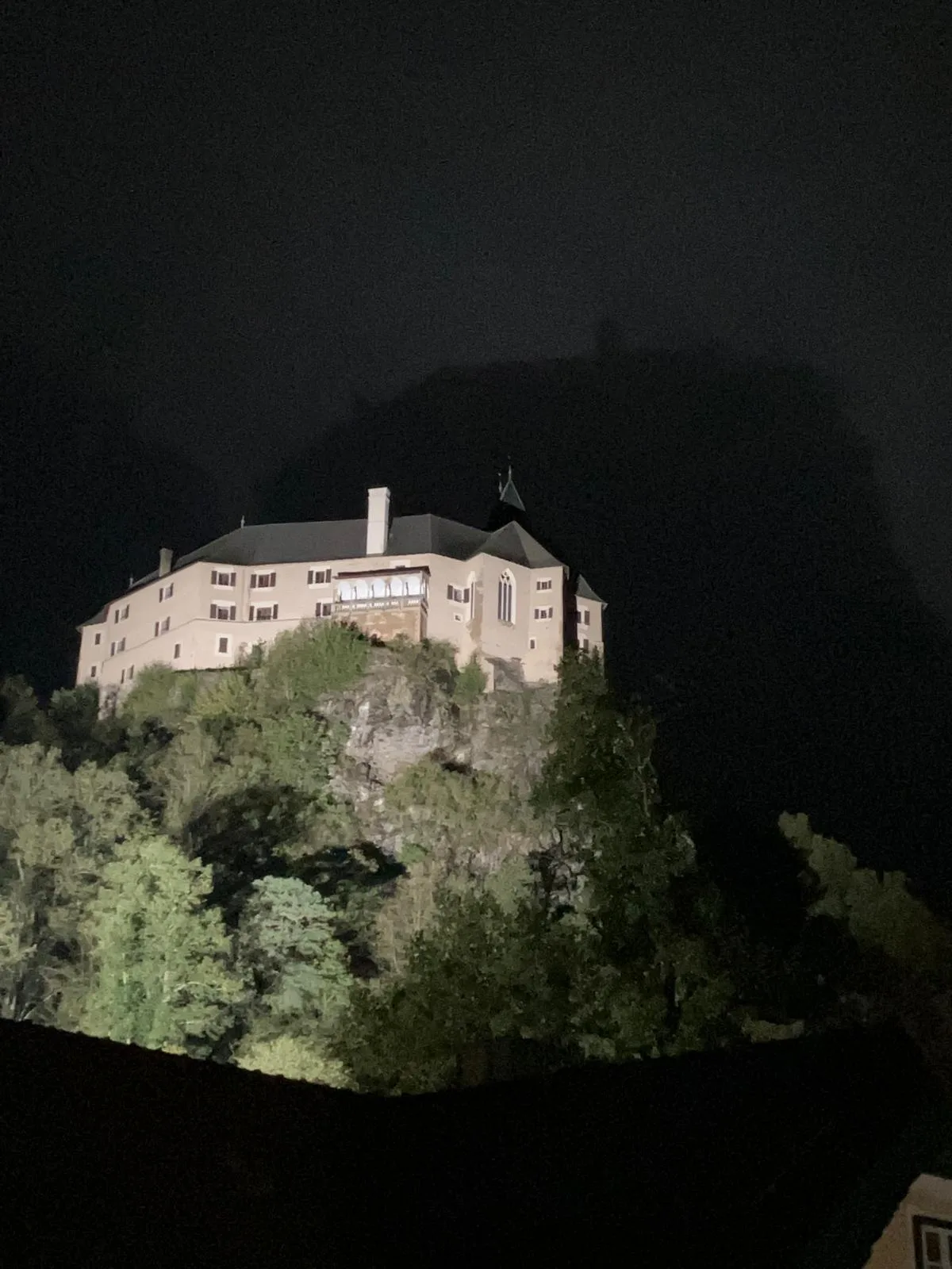 Rosenburg bei Nacht